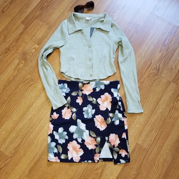 Heathered Gray Button-Up Cropped Ribbed Top - Picture 2 of 8